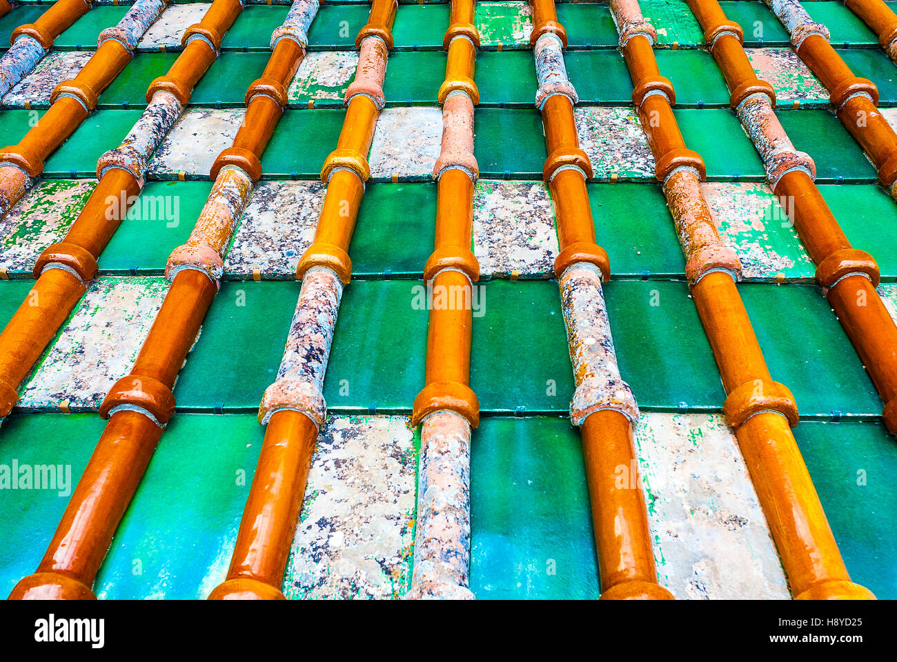 Details der farbigen Tonziegel auf dem Dach der Kathedrale von Monreale. Sizilien-Italien Stockfoto