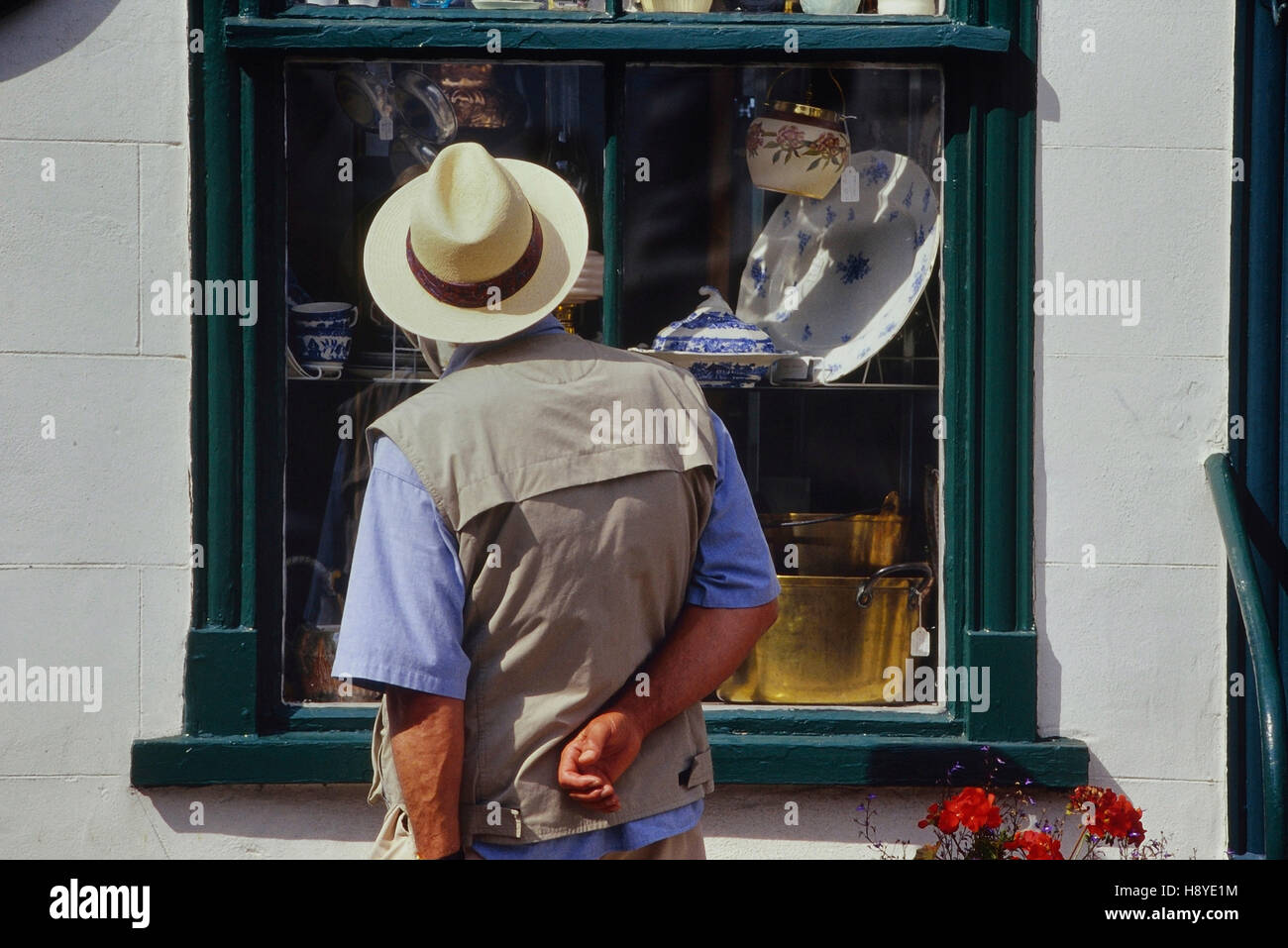 Mann Schaufensterbummel in Rye. East Sussex. England. UK Stockfoto