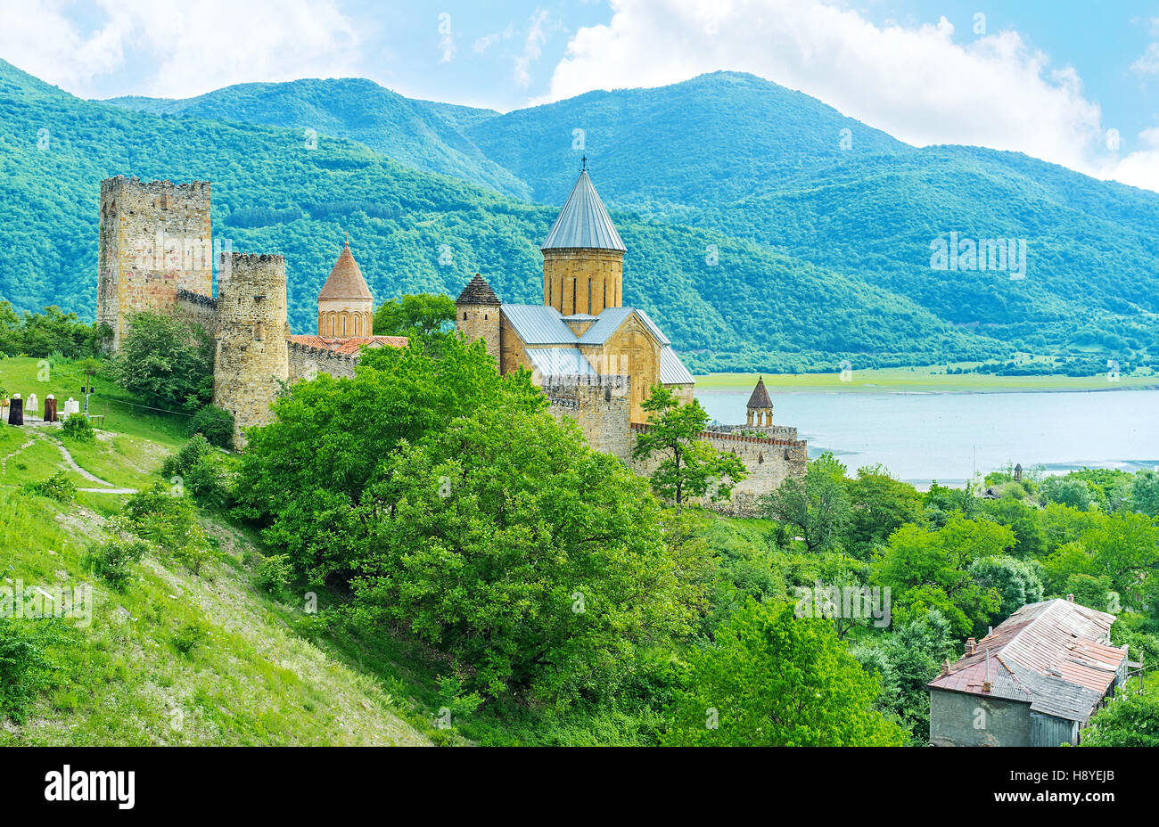 Die Ananuri Burganlage unter dem üppigen Grün am hügeligen Ufer des Aragvi Flusses, Mzcheta-Mtianeti, Georgia. Stockfoto