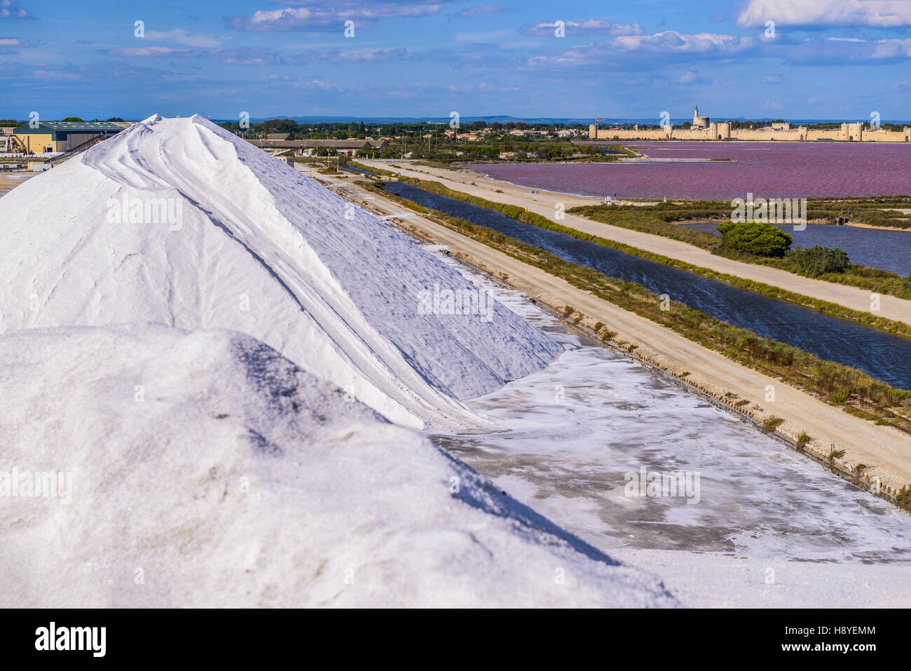 Les Remparts Côté Sud Vue des Salins du Midi Aigues-Mortes, Camargue - Frankreich Stockfoto