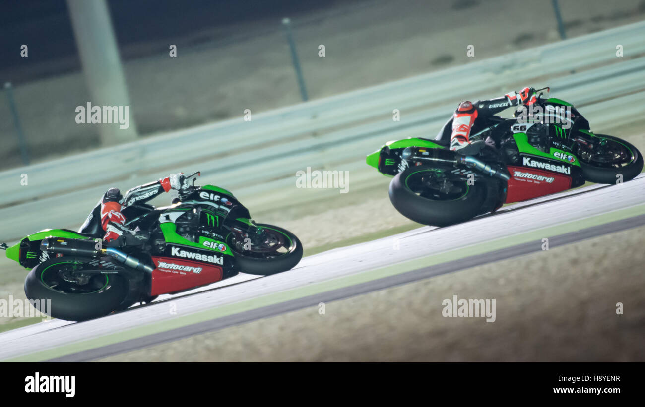 Losail International Circuit, Katar. 30. Oktober 2016. Kawasaki Racing Team Fahrer Tom Sykes führt Jonathan Rea in Rennen 2 während der Endrunde Stockfoto