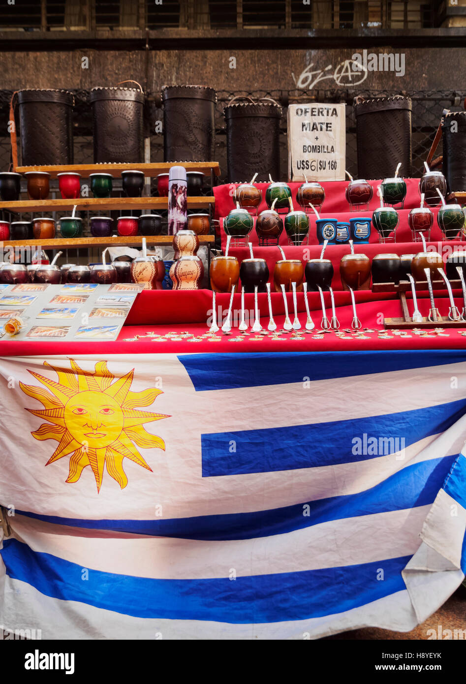 Uruguay, Montevideo, Calabash Kürbisse mit Bombillas(drinking straws) zum Trinken Mate sind auf den Straßen der Stadt verkauft. Stockfoto