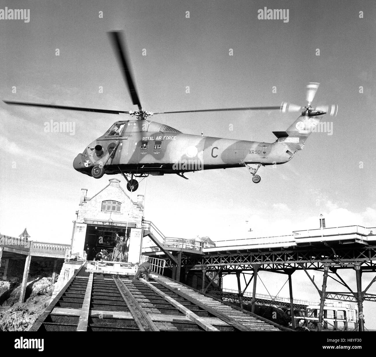 Ein Wessex Hubschrauber von 18 Squadron RAF Odiham, bei Basingstoke, gezeigt während des heutigen Besuchs in Weston-Super-Mare, Somerset, auf einer speziellen Mission. Seine Aufgabe war die heikle Funktion der Luftanhebung der 10 cwt und 12 cwt Teile der Startwagen für Westons neues High Speed Rettungsboot, ein paar Meter vom Birnbeck Pier zum Rettungsboot Slipway. Trotz des starken Windes wurde der Betrieb in wenigen Minuten mit dem von Flying Officer Jim Blain pilotierten Hubschrauber abgeschlossen. Stockfoto