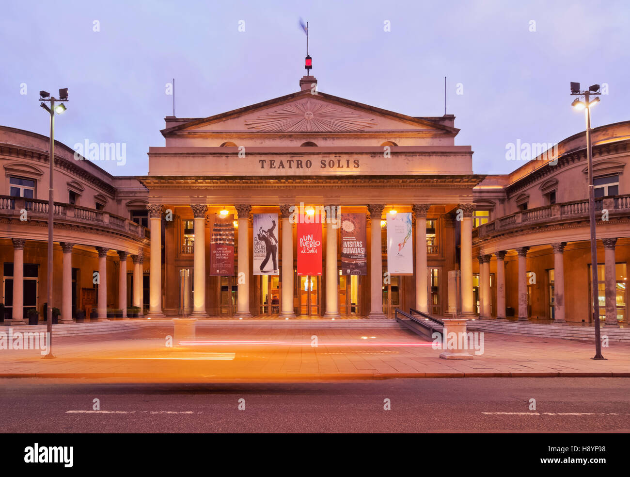 Uruguay, Montevideo, Twilight Ansicht des Teatro Solis Stockfotografie