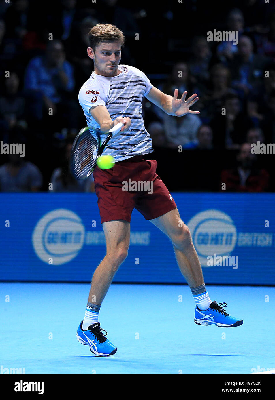 David Goffin im Einsatz gegen Novak Djokovic am fünften Tag des Barclays ATP World Tour Finals im O2, London. DRÜCKEN SIE VERBANDSFOTO. Bilddatum: Donnerstag, 17. November 2016. Siehe PA Geschichte TENNIS London. Das Foto sollte lauten: Jonathan Brady/PA Wire. Stockfoto