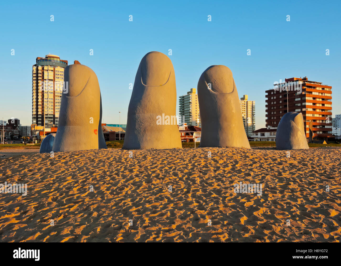 Uruguay Maldonado Abteilung Punta del Este Playa Brava La Mano(The Hand) eine Skulptur des chilenischen Künstlers Mario Irarrazabal an Stockfoto
