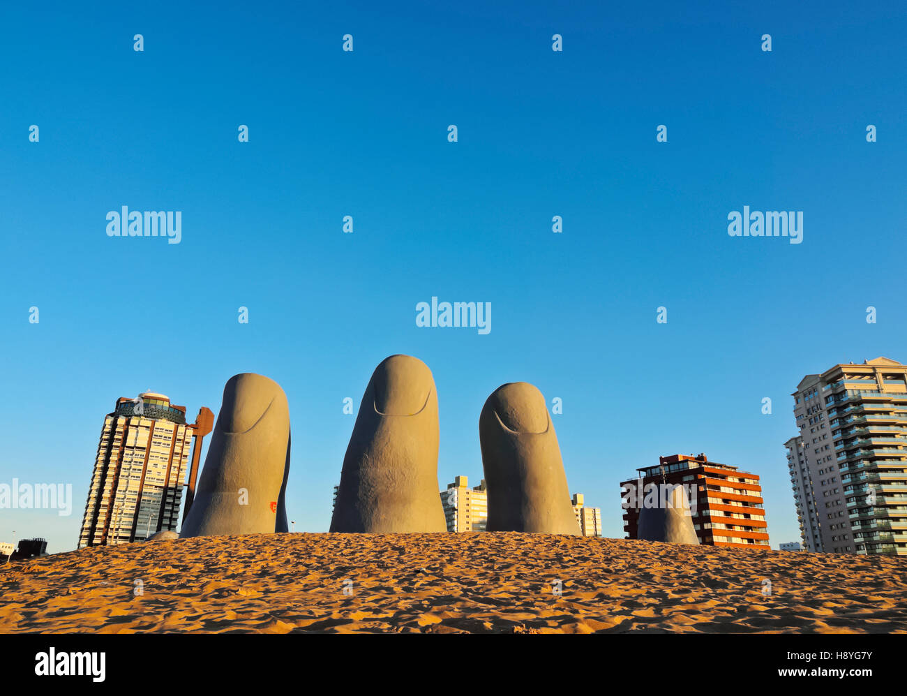 Uruguay Maldonado Abteilung Punta del Este Playa Brava La Mano(The Hand) eine Skulptur des chilenischen Künstlers Mario Irarrazabal an Stockfoto