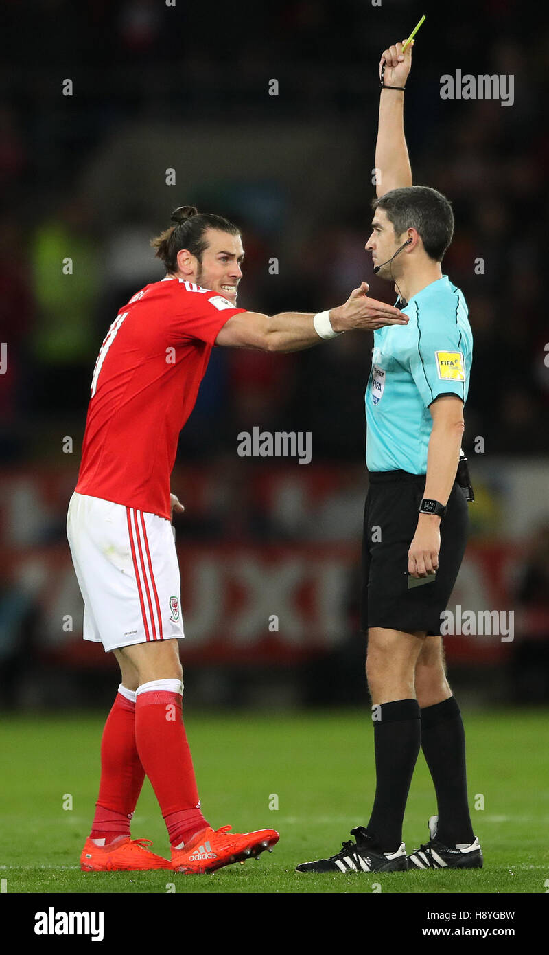 Schiedsrichter Alberto Undiano Mallenco zeigt Wales' Gareth Bale eine gelbe Karte Stockfoto