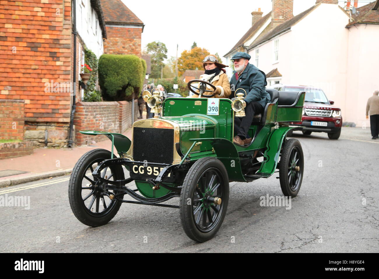 398 VCR398 Herr Stephen Laing 1904 Thornycroft Vereinigtes Königreich CG9557 befahren durch Cuckmere Dorf 2016 London, Brighton Veteran Car Run Stockfoto