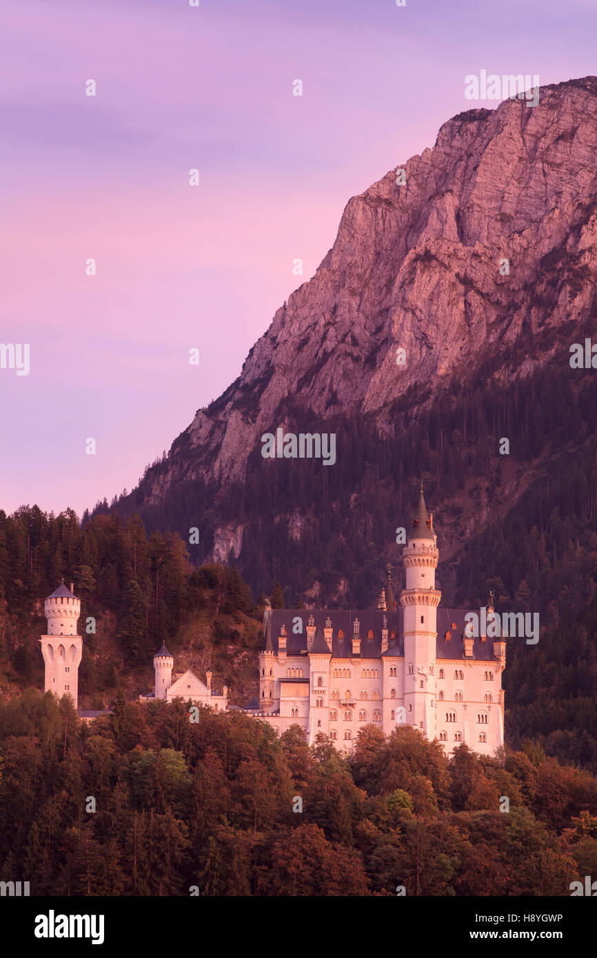 Schein des Sonnenuntergangs auf Schloss Neushwanstein, Schwangau, Bayern, Deutschland Stockfoto