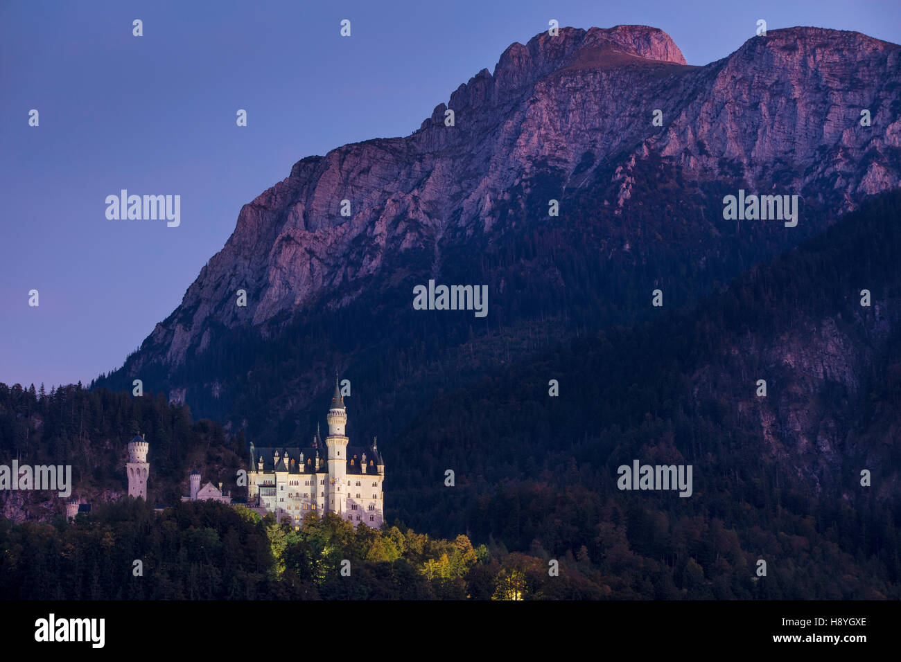 Dämmerung über Schloss Neushwanstein, Schwangau, Bayern, Deutschland Stockfoto
