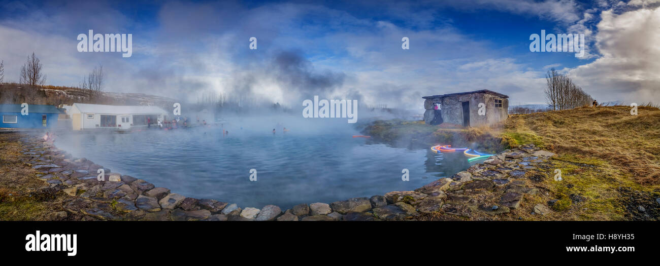 Die Secret Lagoon, geothermische heiße Quellen, Fludir, Island. Diese Aufnahmen mit einer Drohne. Stockfoto