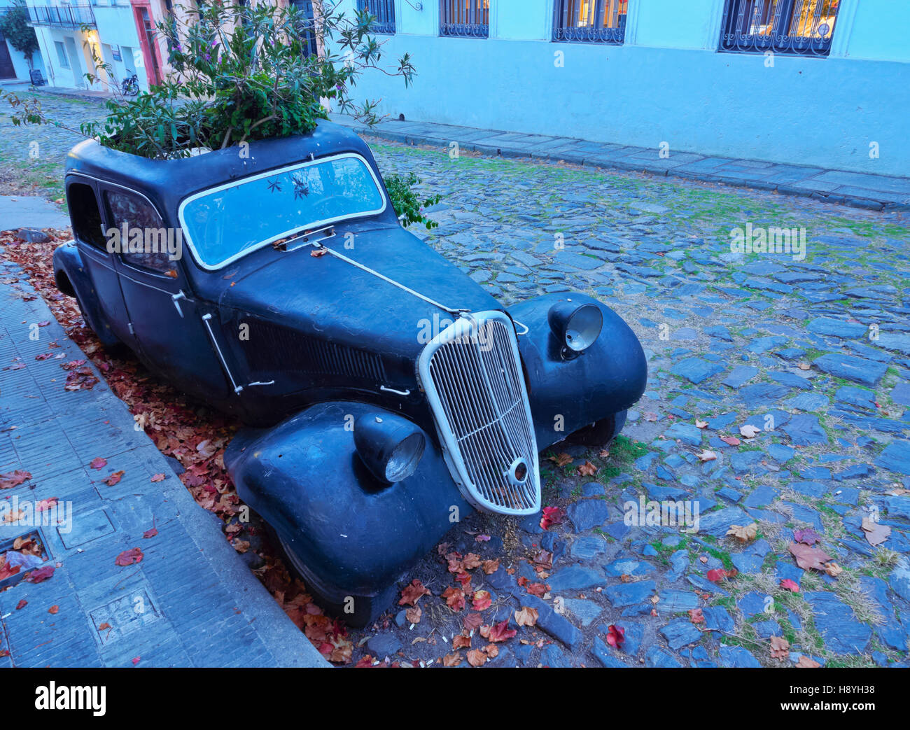 Uruguay, Abteilung Colonia, Colonia del Sacramento, Oldtimer auf die kopfsteingepflasterten Gasse der Altstadt. Stockfoto