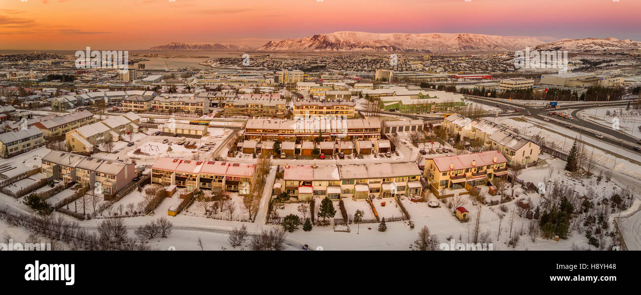 Draufsicht der Häuser und Straßen im Winter, Reykjavik, Island. Dieses Bild wird mit einer Drohne geschossen. Stockfoto