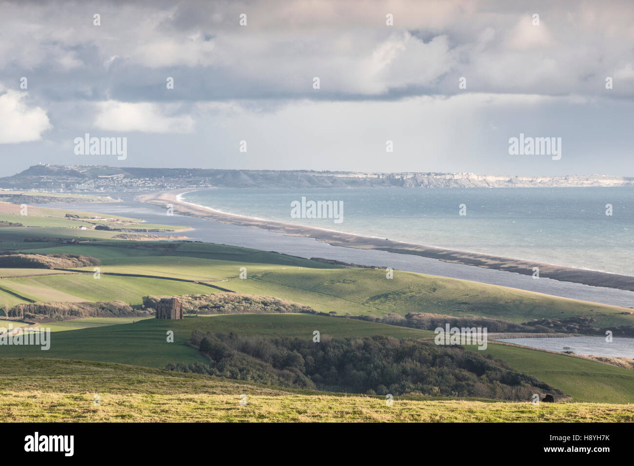 Der Blick in Richtung Abbotsbury Kapelle und Chesil Beach vom Straßenrand an Abbotsbury Hügel in Dorset. Stockfoto