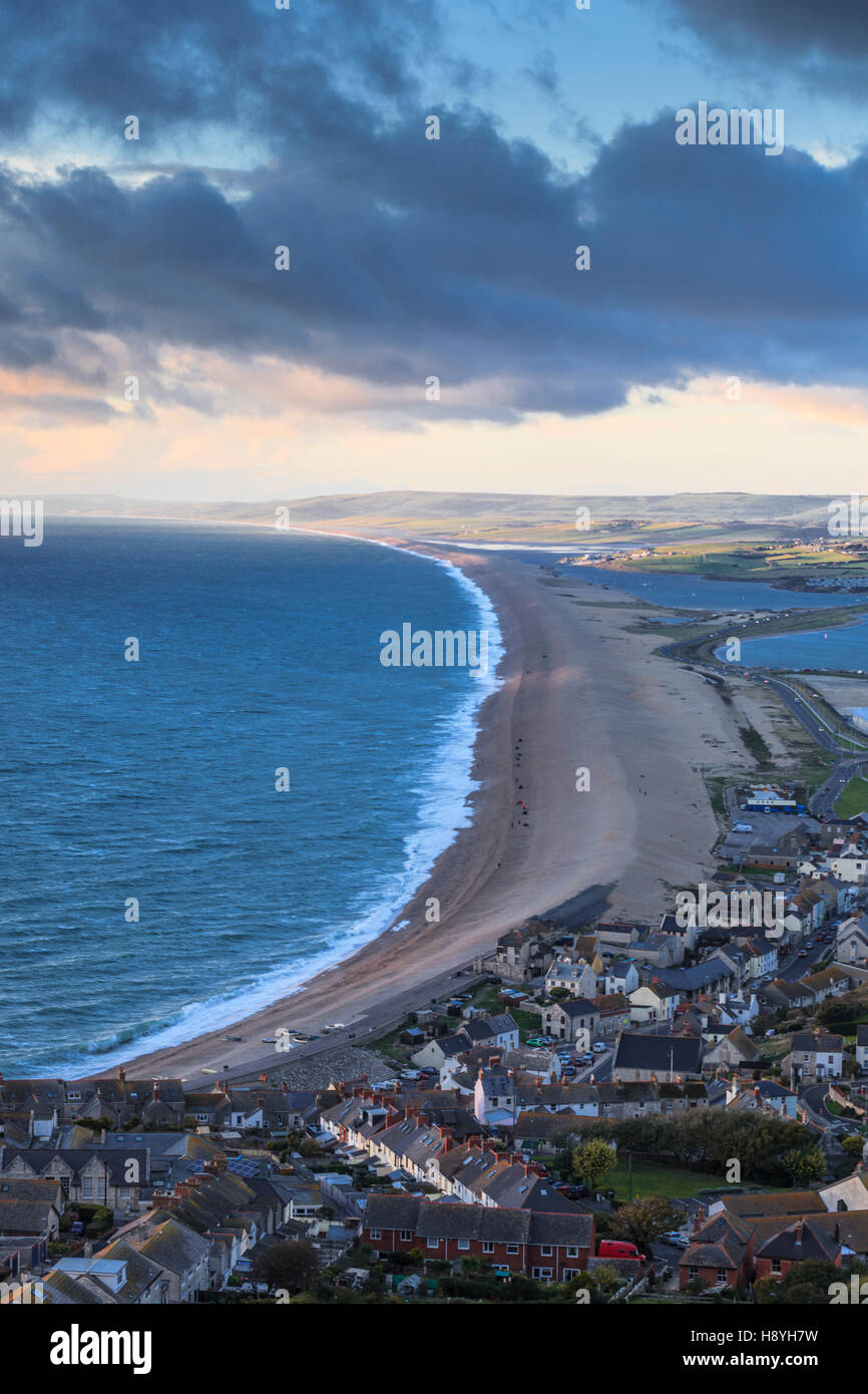 Der Abend Licht-Seitenteilen lange Chesil Beach zwischen Weymouth und Portland in Dorset. Stockfoto