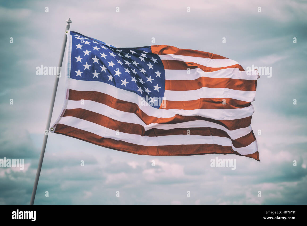 amerikanische Flagge am Himmelshintergrund Stockfoto