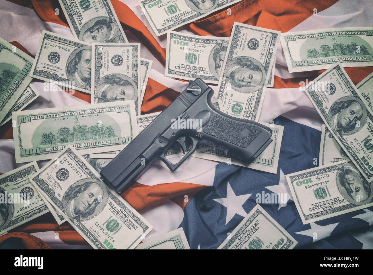 Pistole, Dollar und amerikanische Flagge Stockfoto