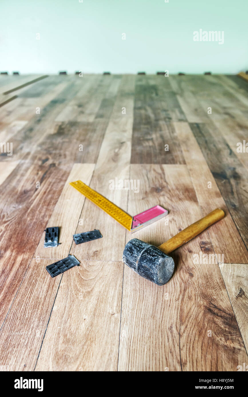 Instrumets für die Installation von Laminatboden Stockfoto