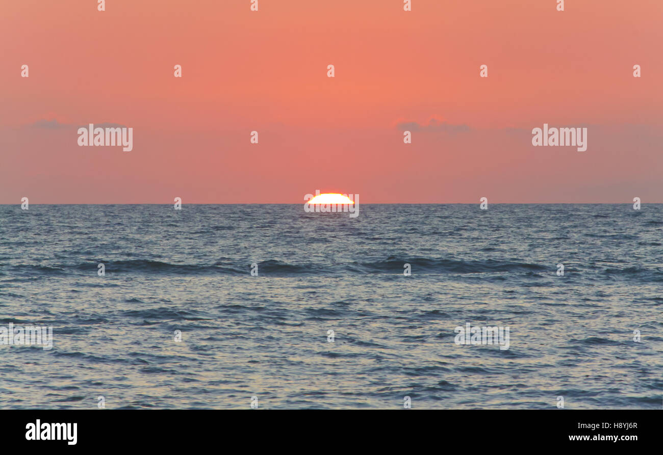 Dämmerung über dem Meer. Stockfoto