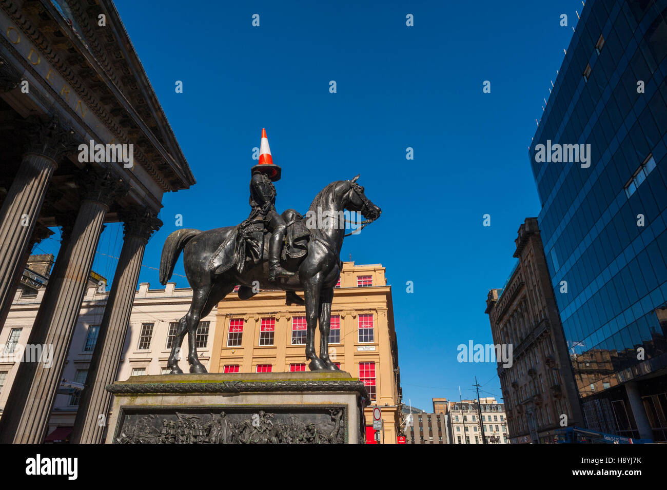 Die Statue des Herzogs von Wellington außerhalb Glagow Museum of Art. Die Statue hat immer einen Verkehr Kegel auf den Kopf gestellt. Stockfoto