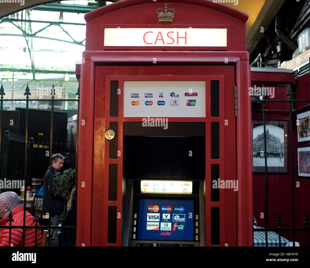 Ein Geldautomat, eine Telefonzelle nachempfunden sieht man im Borough Market, London, Großbritannien 16. November 2016. © John Voos Stockfoto