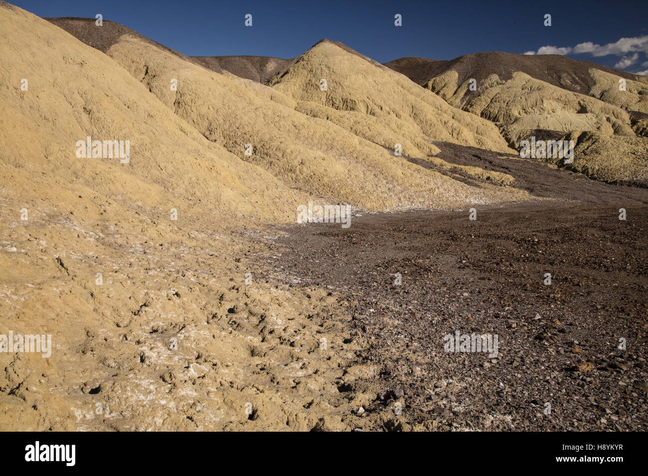 Trockene Wüste und Erosion im Death Valley Nationalpark, Kalifornien. Stockfoto