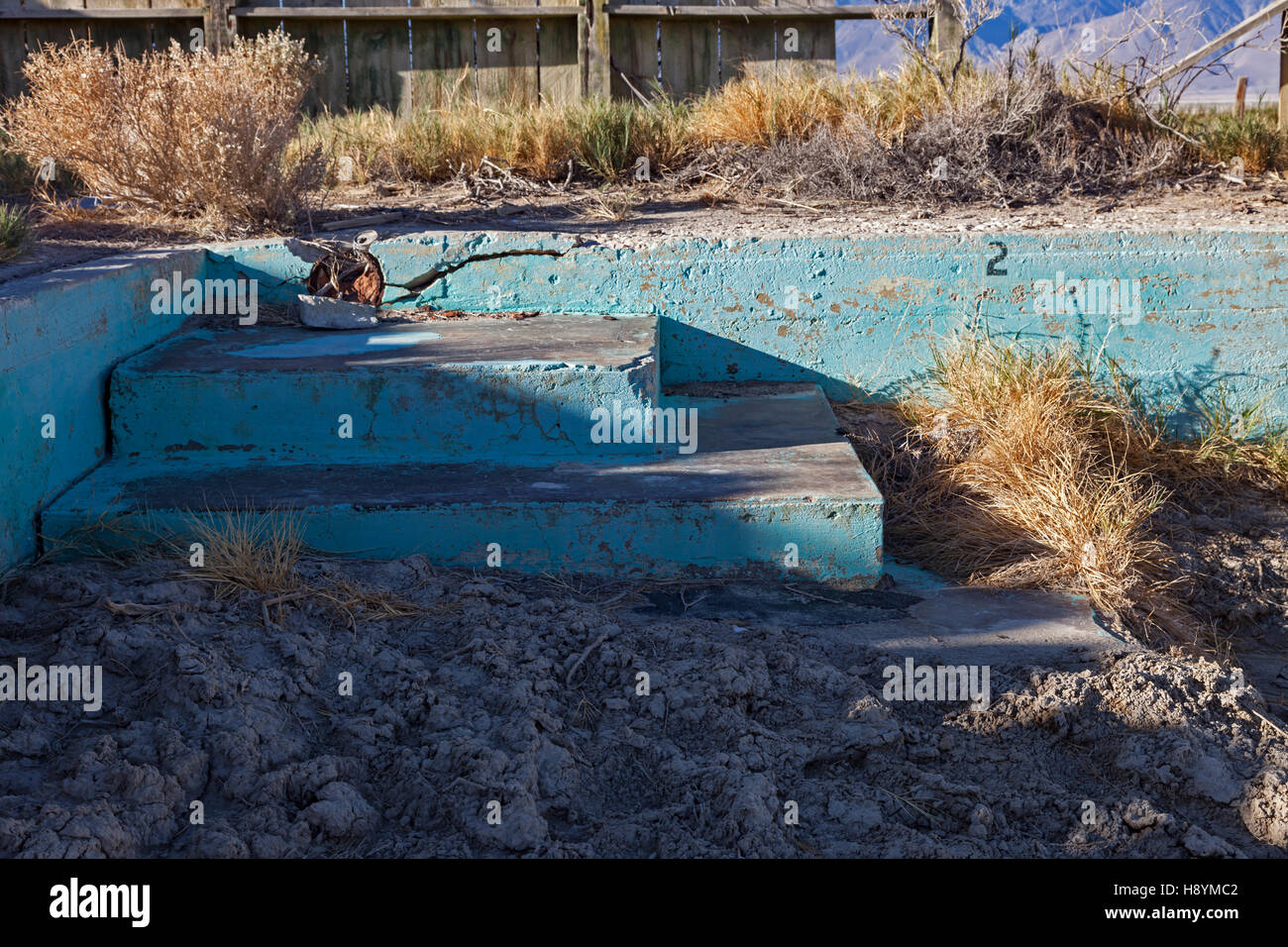 Schritte am flachen Ende des öffentlichen Schwimmbades Keeler, California. Stockfoto