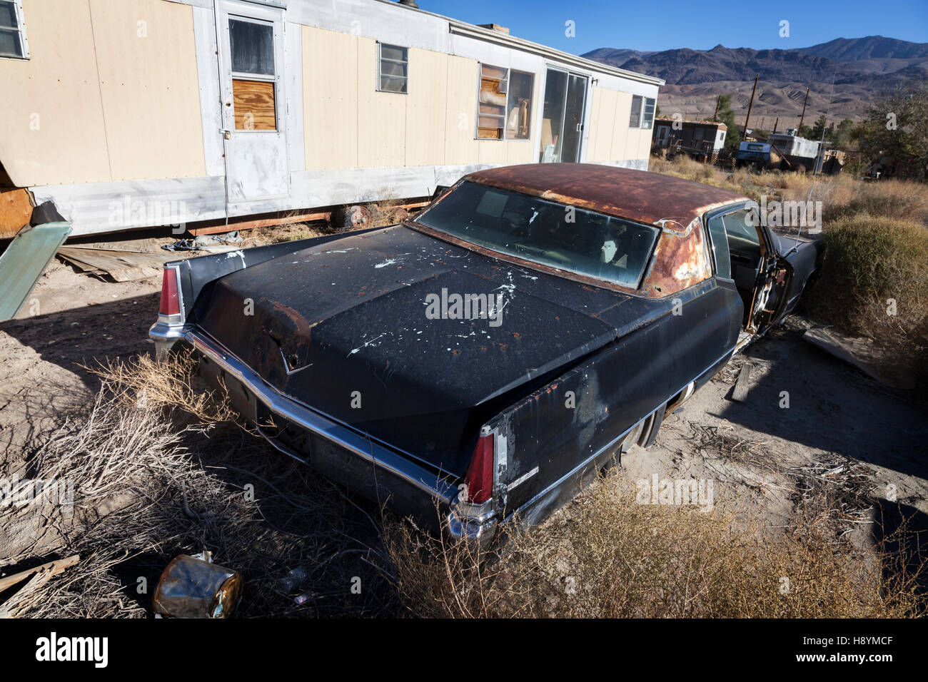 Verfallene Cadillac sitzt in der Stadt von Keeler in Owens Valley, Kalifornien Stockfoto