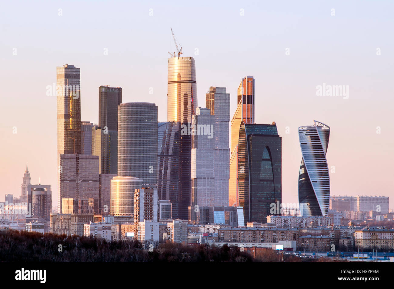 Moscow International Business Center - Moskau-Stadt am Abend. Blick von der Aussichtsplattform auf den Sperlingsbergen. Stockfoto