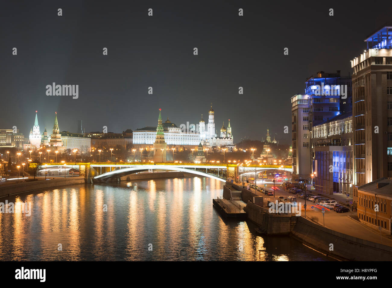 Moskauer Kreml bei Nacht. Beliebte touristische Blick auf die Hauptattraktion von Moskau. Stockfoto