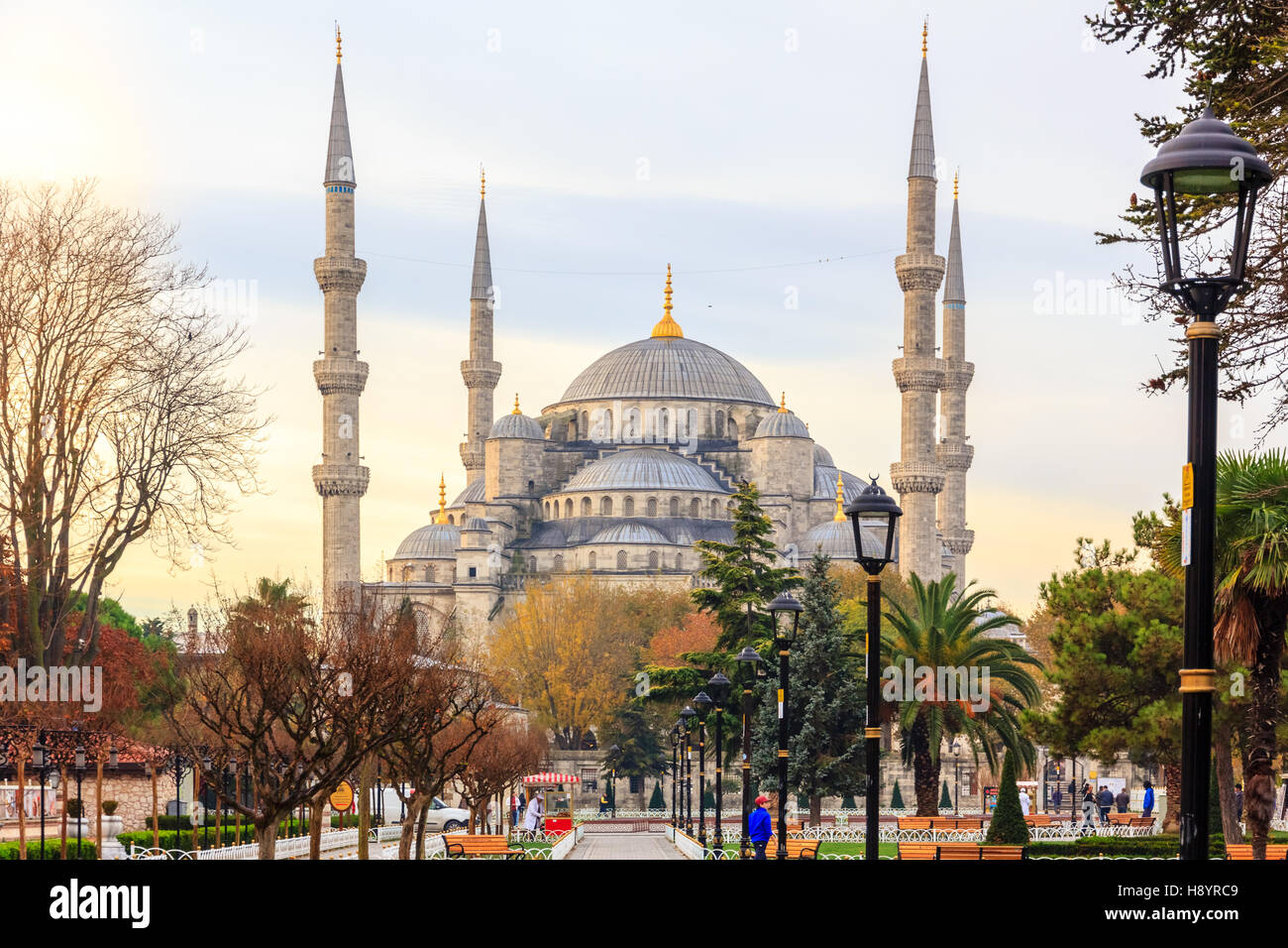 Sultan Ahmed (blaue Moschee) in Istanbul, Türkei-Sonnenaufgang Stockfoto