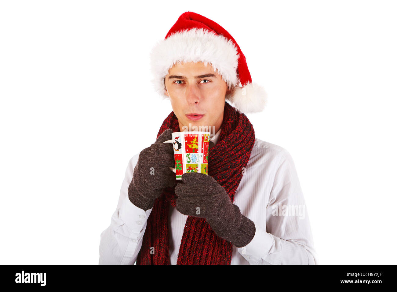 Hübscher junger Mann in Schal und Nikolausmütze, Weihnachten Tasse Stockfoto