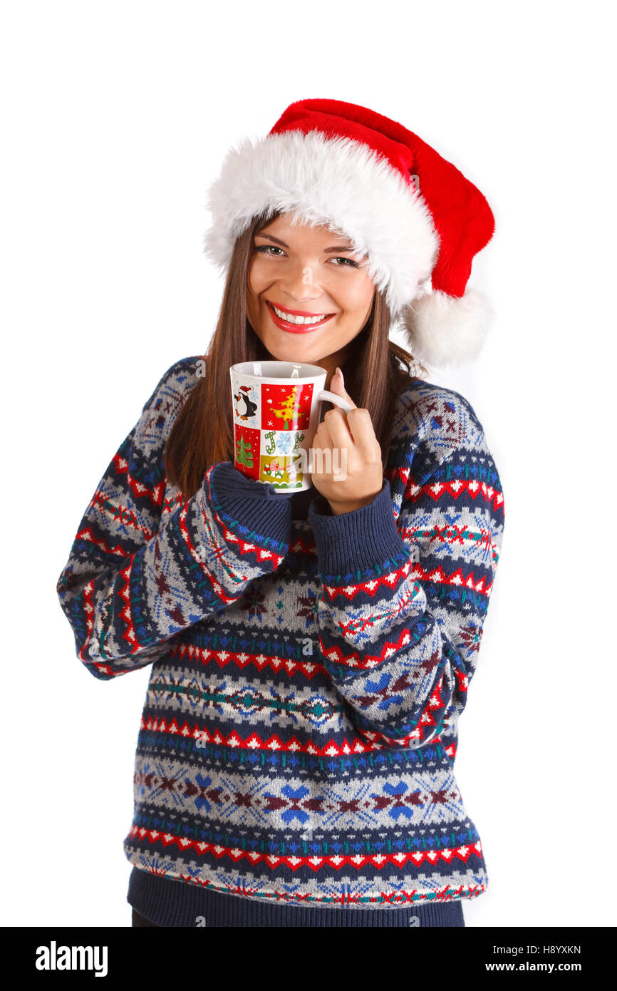 Schönes junges Mädchen trägt Pullover, Handschuhe und Weihnachtsmann Hut, hält weihnachtsbecher, Blick auf die Kamera Stockfoto