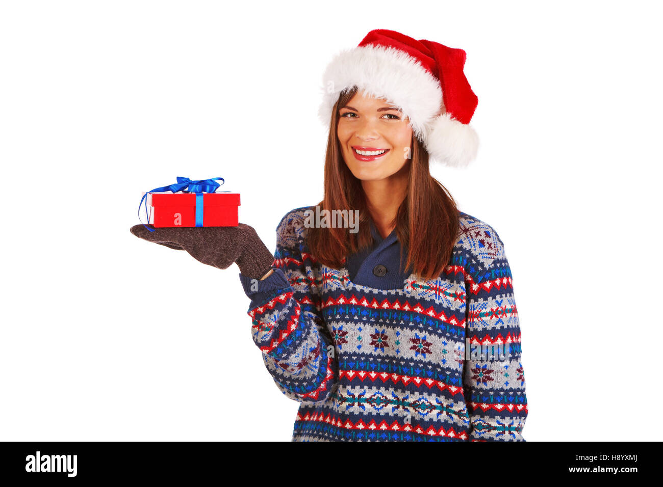 Ziemlich lächelnde Mädchen in Santa Hut, mit Geschenk, bei Camera suchen Stockfoto