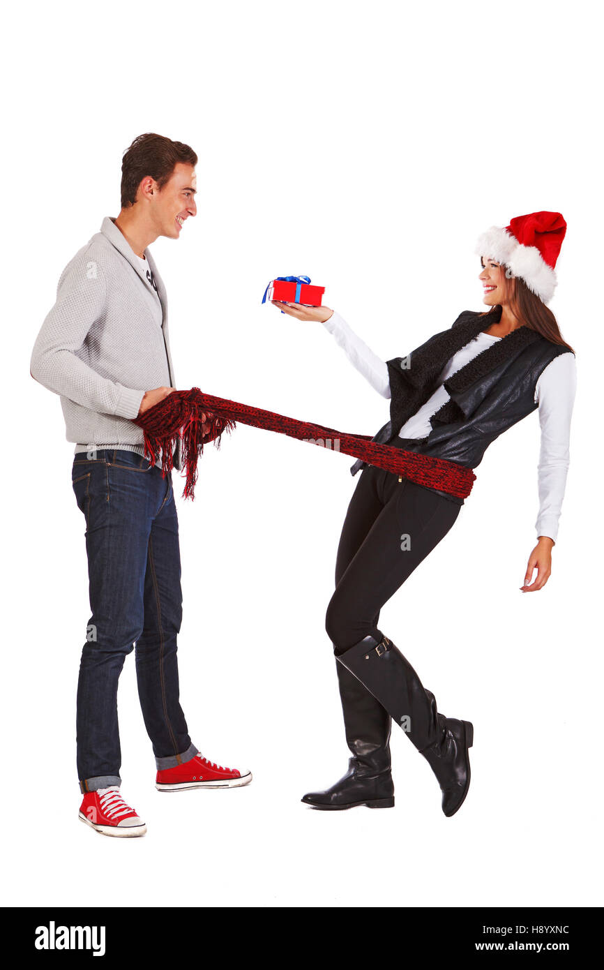 Paar spielen mit Weihnachtsgeschenk Stockfoto