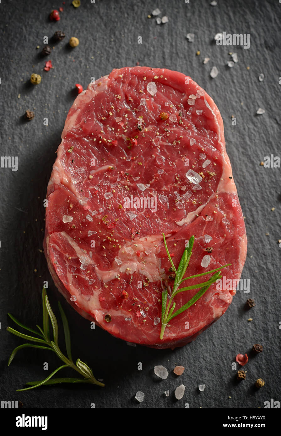 Rohes frisches marmorierte Fleisch Steak auf Ardesia Stein Stockfoto