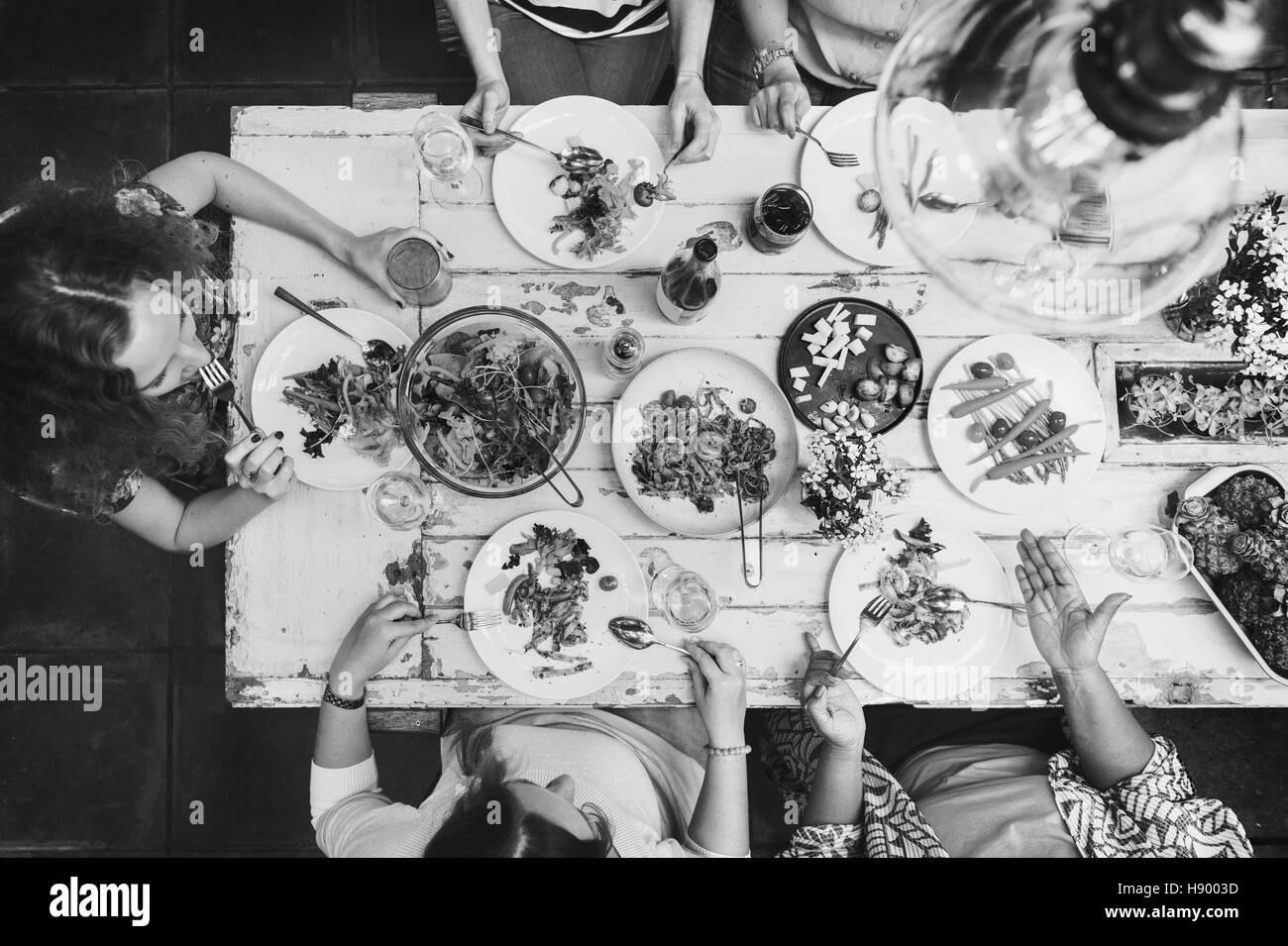 Vielfalt-Frauengruppe hängen Konzept gemeinsam essen Stockfoto