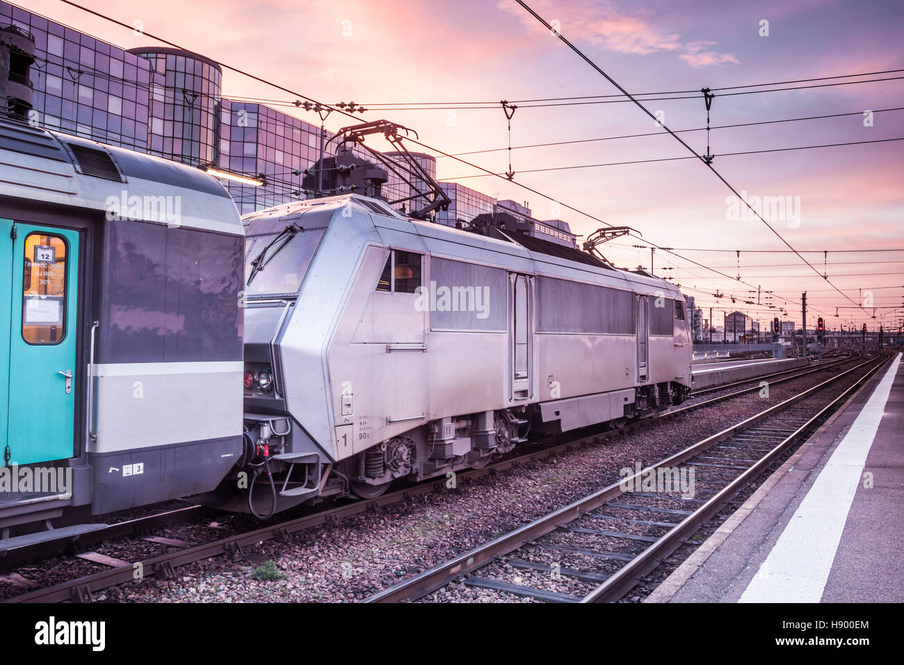 Ein intercity Zug erwartet Abfahrt Haltestelle Touren. Stockfoto