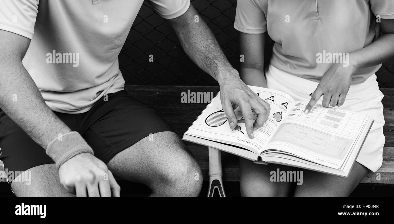 Asiatische Frau lesen Tennis-Skills-Buch-Konzept Stockfoto