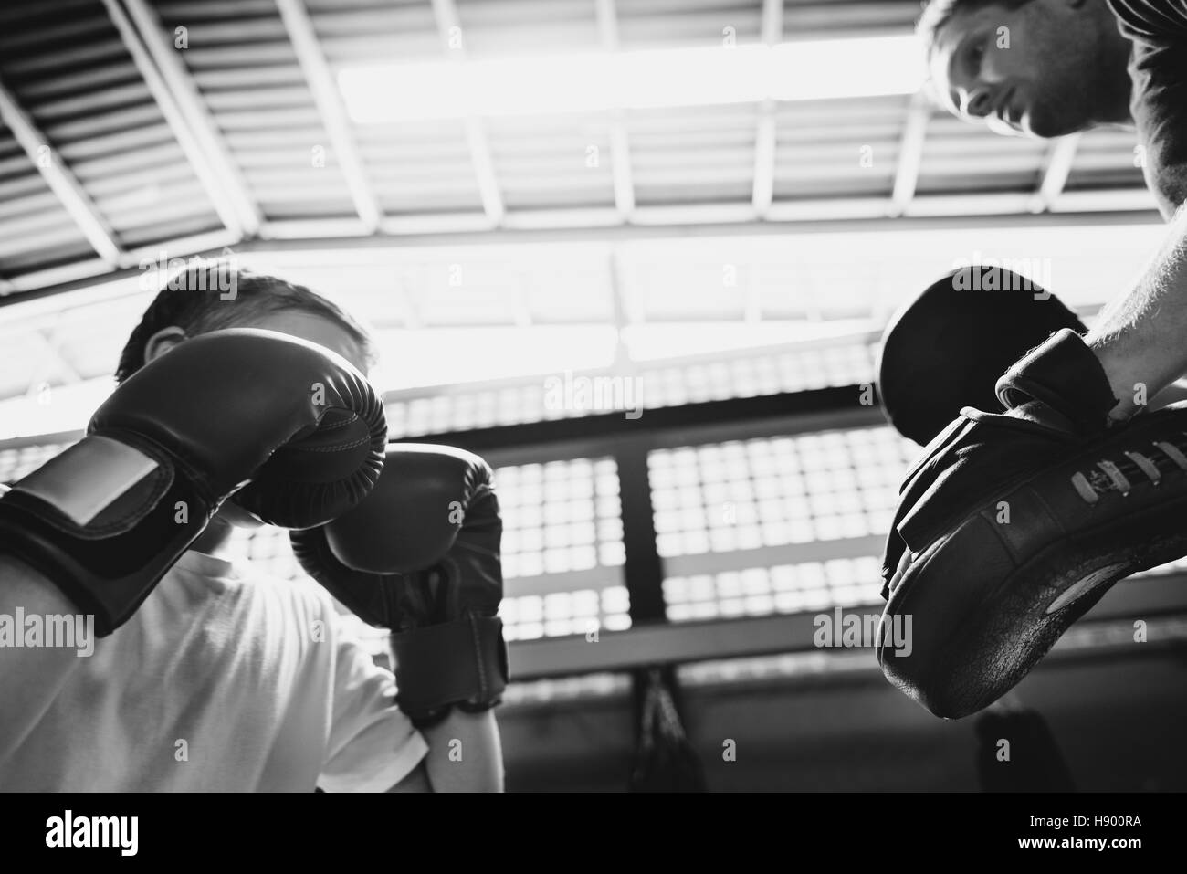 Junge Training Boxen Übung Bewegungskonzept Stockfoto