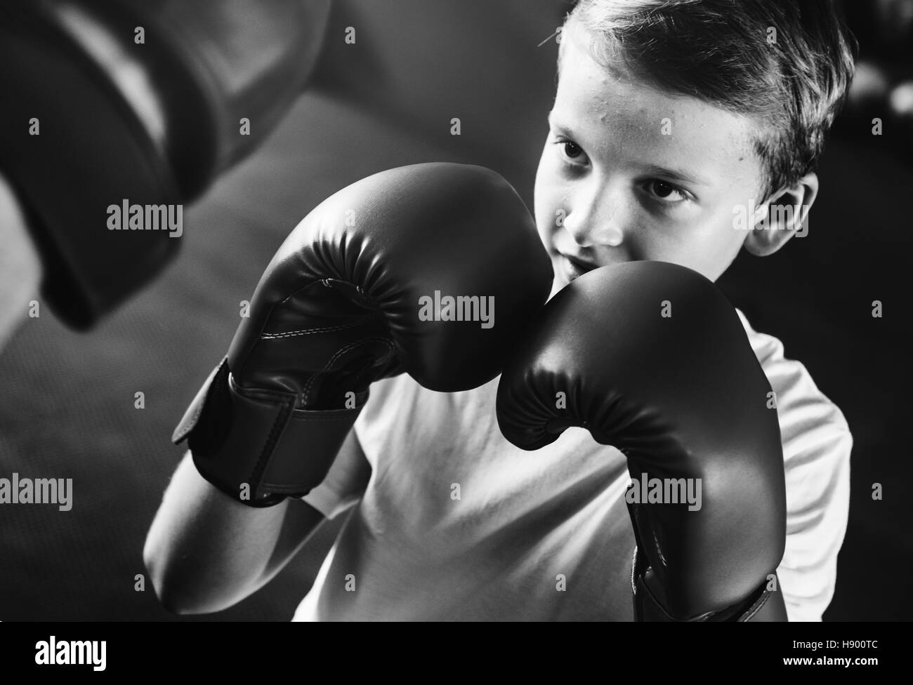 Junge Training Boxen Übung Bewegungskonzept Stockfoto