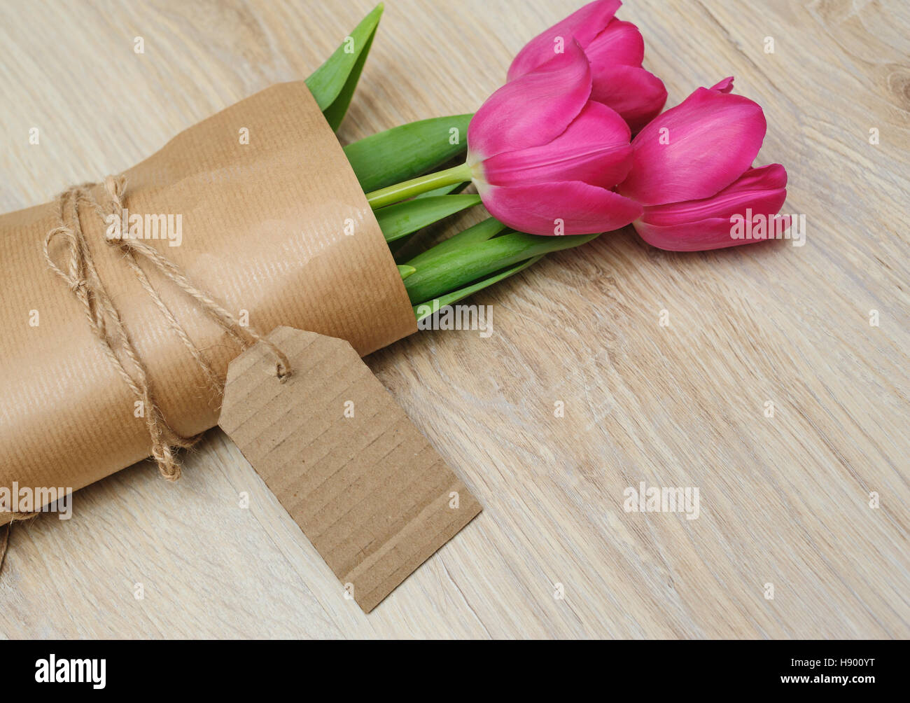 Bouquet von roten Tulpen in Kraftpapier Stockfoto