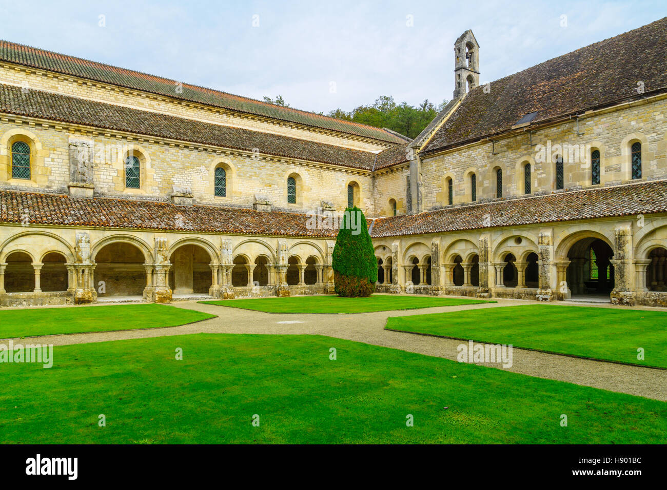 MONTBARD, Frankreich - 13. Oktober 2016: Die Abtei von Fontenay Kreuzgang, in Burgund, Frankreich Stockfoto
