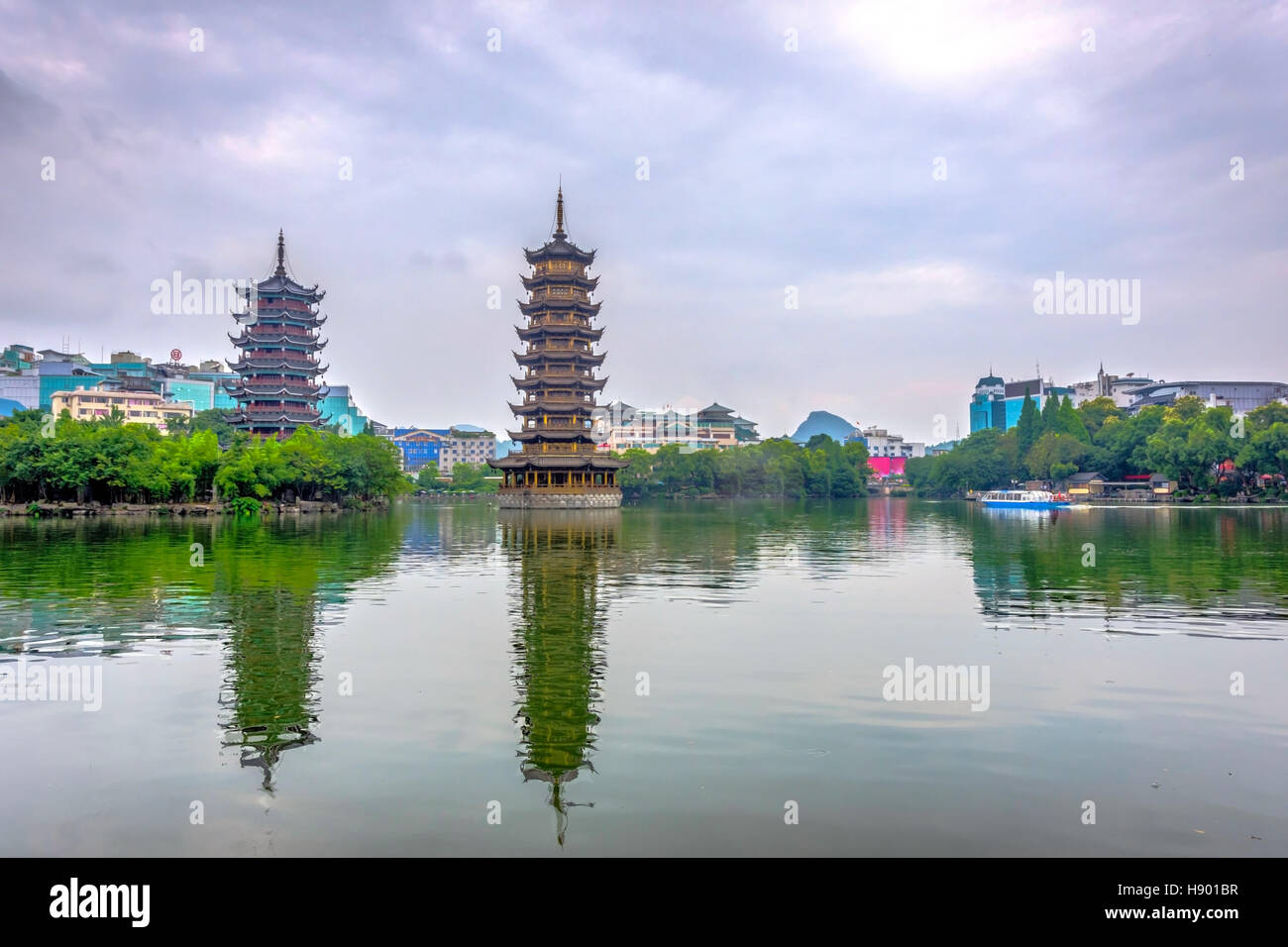 Zwei Türme, Pagoden von Sonne und Mond am See. Touristenattraktion in Guilin, China Stockfoto