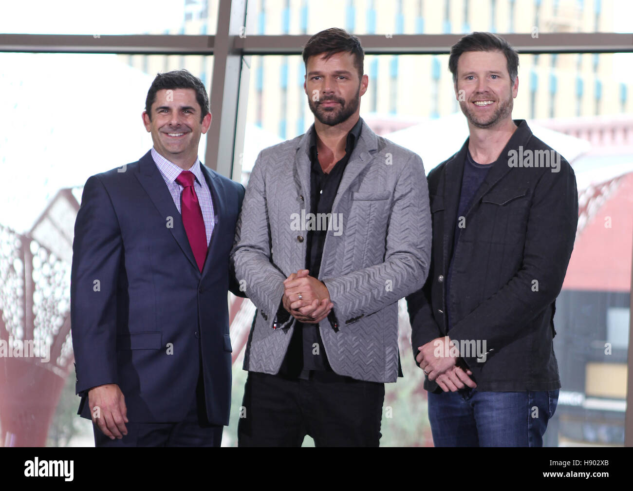 Las Vegas, NV, USA. 16. November 2016. Senior Vice President von MGM Entertainment, MGM Resorts International Rick Arpin, Ricky Martin und Präsident von Live Nation Las Vegas Kurt Melien verkünden Ricky Martins neue Las Vegas Headliner Residency in The Park-Th Stockfoto