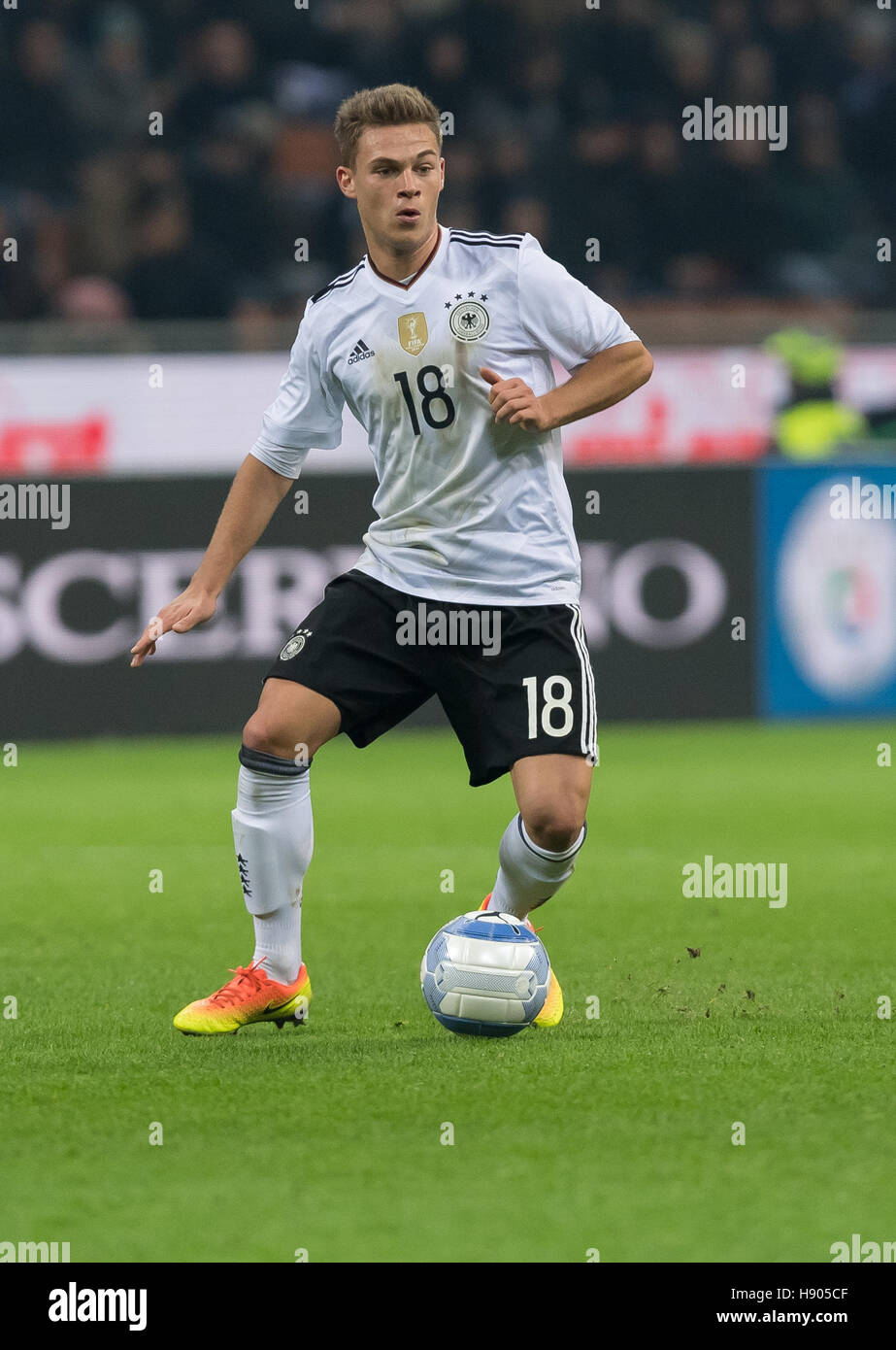 Mailand, Italien. 15. November 2016. Deutschlands Joshua Kimmich in Aktion während der internationalen Fußball-freundliche match zwischen Italien und Deutschland im Giuseppe-Meazza-Stadion in Mailand, Italien, 15. November 2016. Foto: Guido Kirchner/Dpa/Alamy Live News Stockfoto