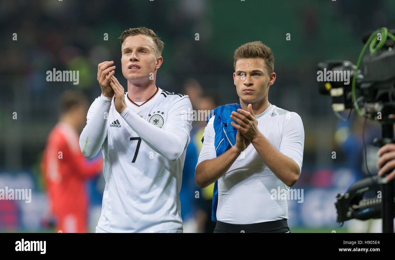 Mailand, Italien. 15. November 2016. Yannick Gerhardt (L) und Joshua Kimmich bedanken ihrer Seite Fans, nachdem die internationale freundliche Fußballspiel zwischen Italien und Deutschland im Giuseppe-Meazza-Stadion in Mailand, Italien, 15. November 2016. Foto: Guido Kirchner/Dpa/Alamy Live News Stockfoto