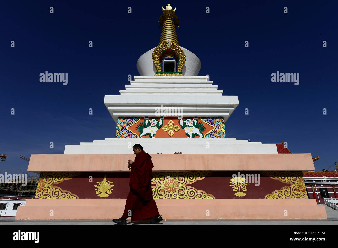 Reiseführer, Chinas Provinz Qinghai. 16. November 2016. Ein Mönch ist am Qinghai tibetischen Buddhismus College in Anleitung County, Nordwesten Chinas Provinz Qinghai, 16. November 2016 gesehen. Die erste Charge von 120 Mönche haben vor kurzem ihren vierjährigen Vollzeitstudium an der neu eröffneten tibetischen Buddhismus Hochschule begonnen. © Zhang Hongxiang/Xinhua/Alamy Live-Nachrichten Stockfoto