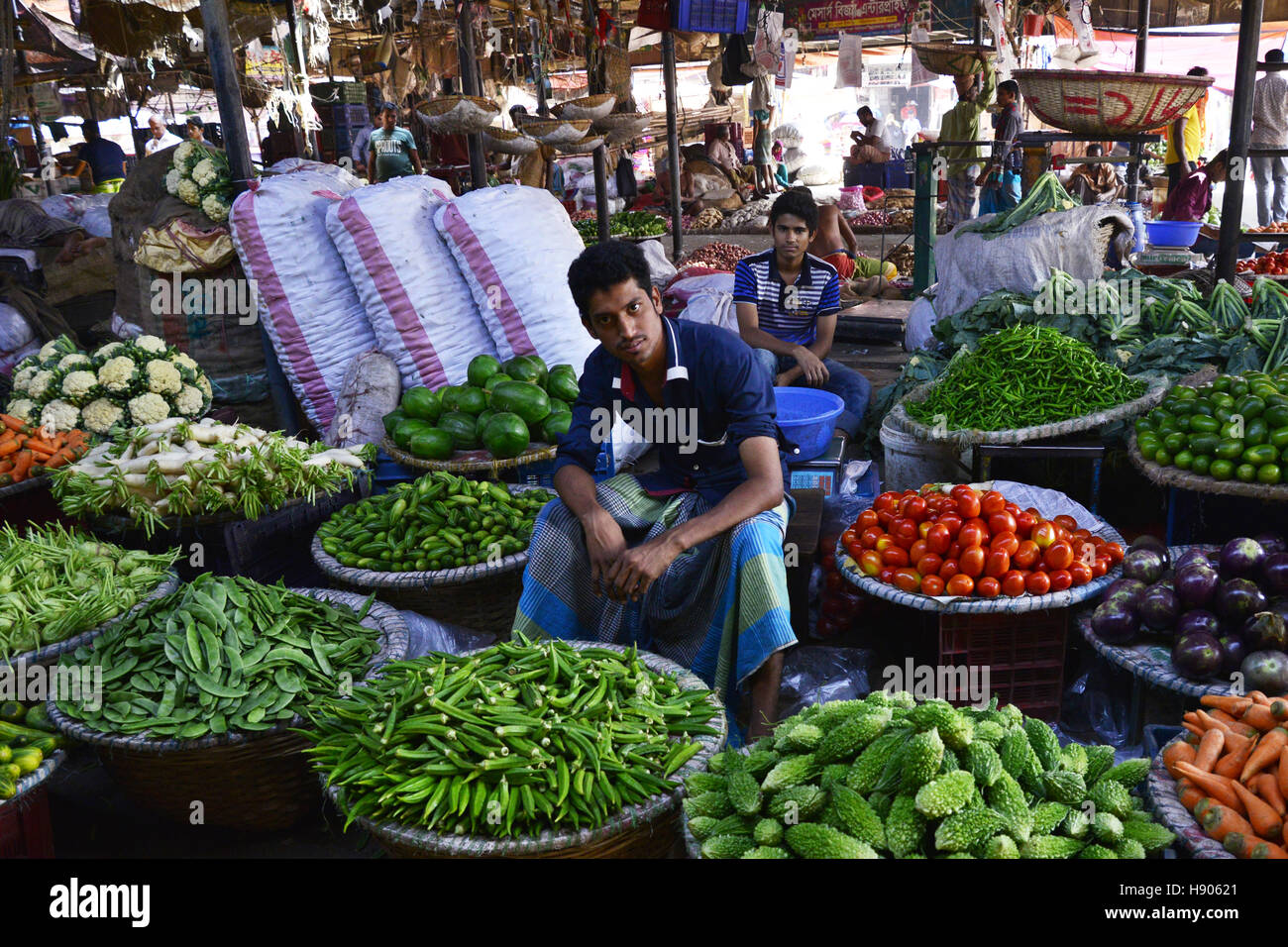 Dhaka, Bangladesch. 17. November 2016. Bangladeshi Gemüsestände warten für Kunden bei Karwan Bazar Küche Markt in Dhaka, Bangladesch.  Karwan Bazar ist einer der größten Großhandel Küche Marktplätze in Dhaka City. Es ist auch einer der größten Marktplätze Küche in Südasien. Ab 2002 hatte der Markt 1255 Filialen, davon 55 von Dhaka City Corporation gehörten. Im Jahr 2002 wurde der Großmarkt einen täglichen Umsatz von 50 Millionen Bangladeshi Taka. © Mamunur Rashid/Alamy Live-Nachrichten Stockfoto